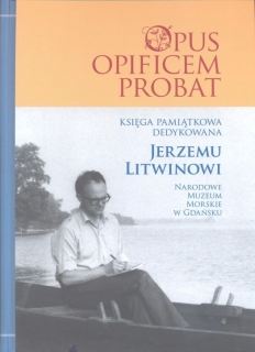Okładka książki z postacią siedzącego mężczyzny piszącego w zeszycie na tle jeziora, fotografia czrno-biała, powyżej tytuł książki.
